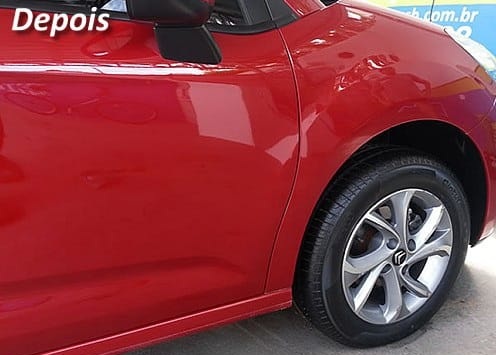 Mesmo carro vermelho limpo e brilhando, com a roda renovada, depois da lavagem com capricho no Lava-Rápido DK
